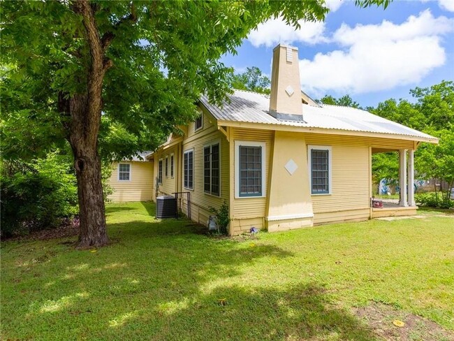 Building Photo - West Campus Cottage!