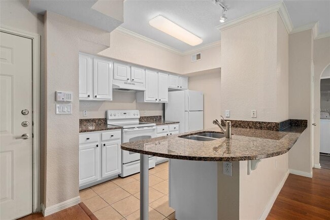 Building Photo - 911 N Orange Ave