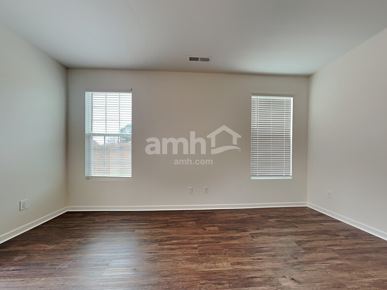 Building Photo - 5 Chadbrook Ct