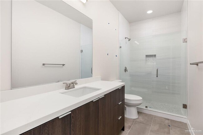 Building Photo - 13 E Iris Ave