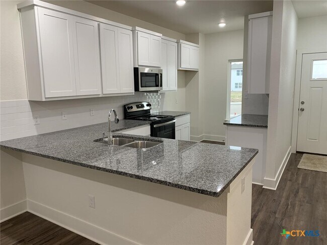 Building Photo - 1862 Royal Loop