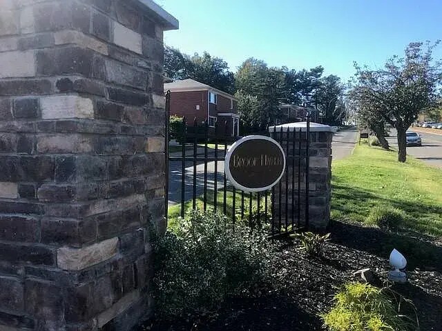 Building Photo - 426 Middle Tpke W