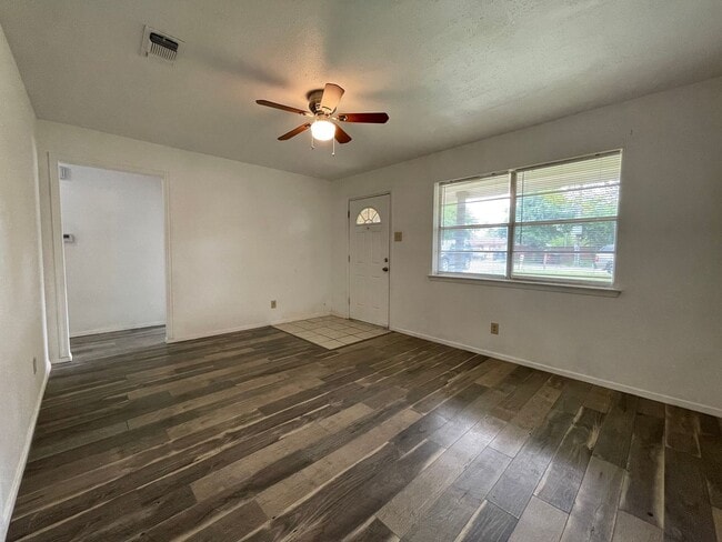 Building Photo - COMING SOON - 2 Bedroom 1 Bath Home in Lak...