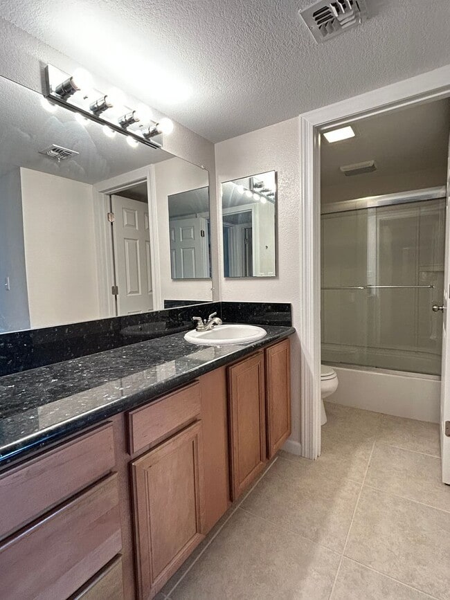 Building Photo - 2 Bed | 2 Bath Condo in Gated Phoenix Community