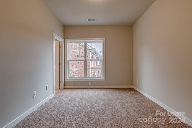 Building Photo - 2209 Silver Cres Dr