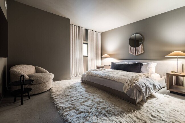 Building Photo - 265 Three Mile Harbor Hog Creek Rd