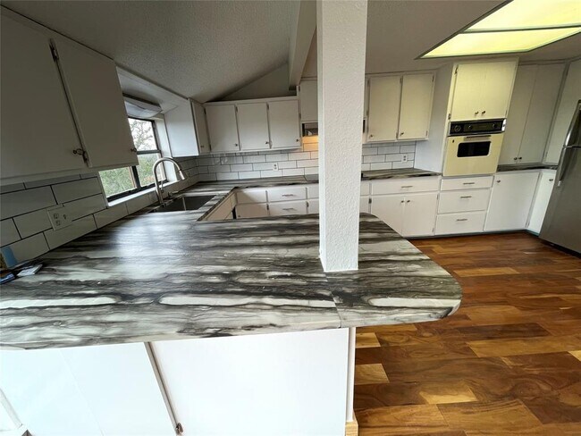 Building Photo - 210 Oak Springs Dr