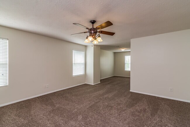 Building Photo - 5723 Roxbury Dr