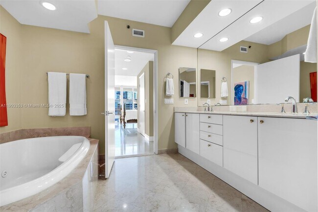 Building Photo - 791 Crandon Blvd