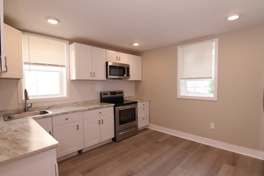 Building Photo - 1631 Dyre St