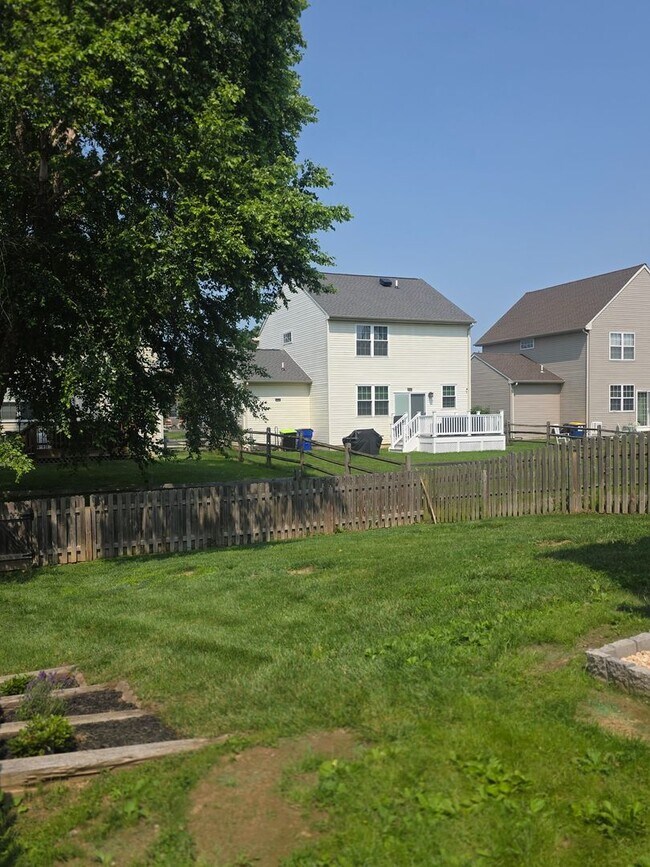 Building Photo - End Unit Townhouse in Brennan Estates- 2 Bedrooms with a bonus space