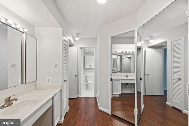 Building Photo - 5904 Mt Eagle Dr