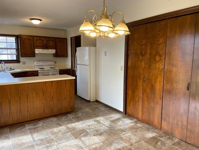 Building Photo - All brick 3 Bed, 2 Bath, 2 Car Garage Ranch