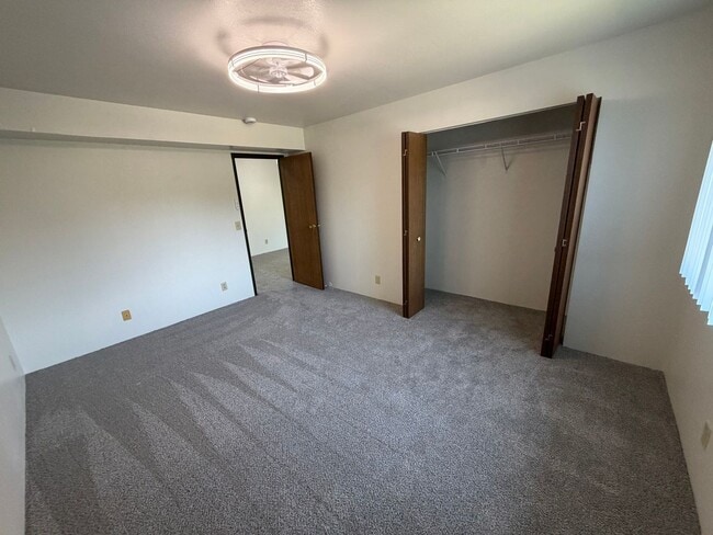 Building Photo - Top floor (3rd floor) 1 bedroom 1 bath with Private Balcony