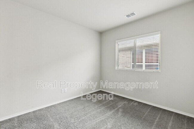 Building Photo - 968 Ravenwood Ln