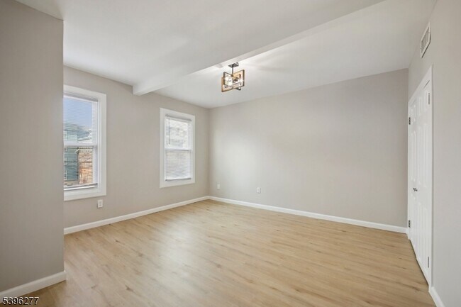 Building Photo - 176 Valley St