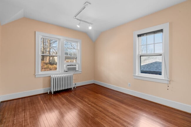 Building Photo - 3 Bed 2.5 Bath - Takoma Park Craftsman - Spacious Rear Deck