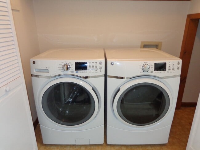 Building Photo - Shadowlawn - Shadow Cove Condominiums