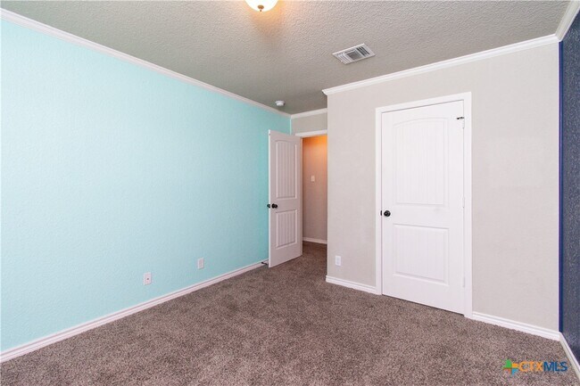 Building Photo - 2604 Hector Dr