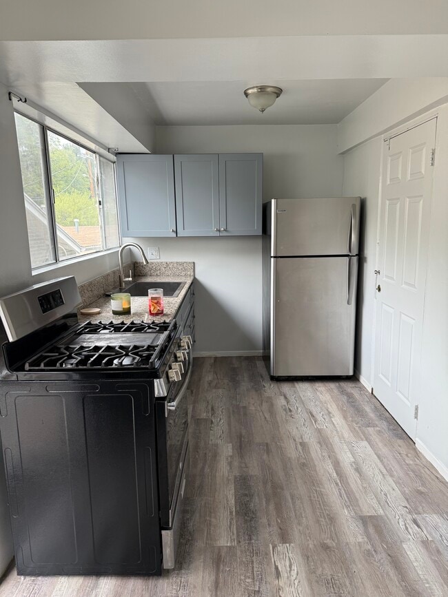 Building Photo - 332 N Ave 57