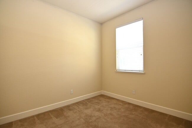 Building Photo - Tralee Village-Tri-Level Townhome, Modern ...
