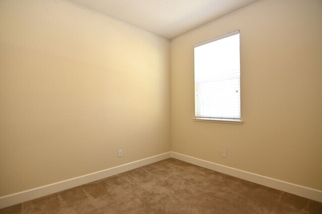 Building Photo - Tralee Village-Tri-Level Townhome, Modern Finished, Community Amenties (580 & Hopyard)