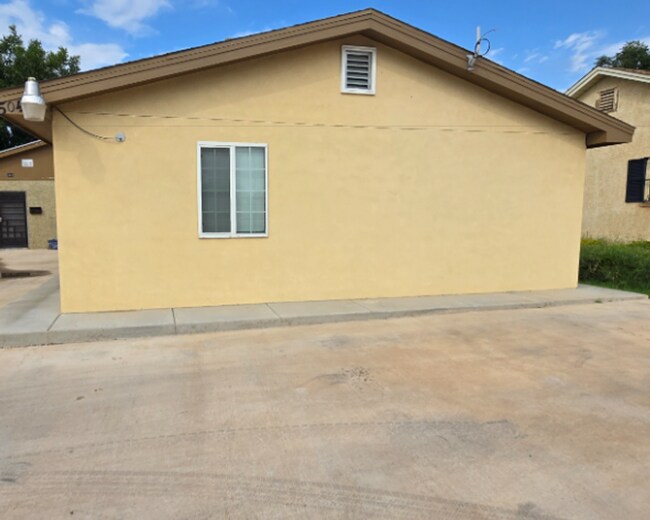 Building Photo - Centrally located!