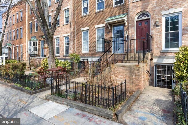 Building Photo - 1949 Calvert St NW