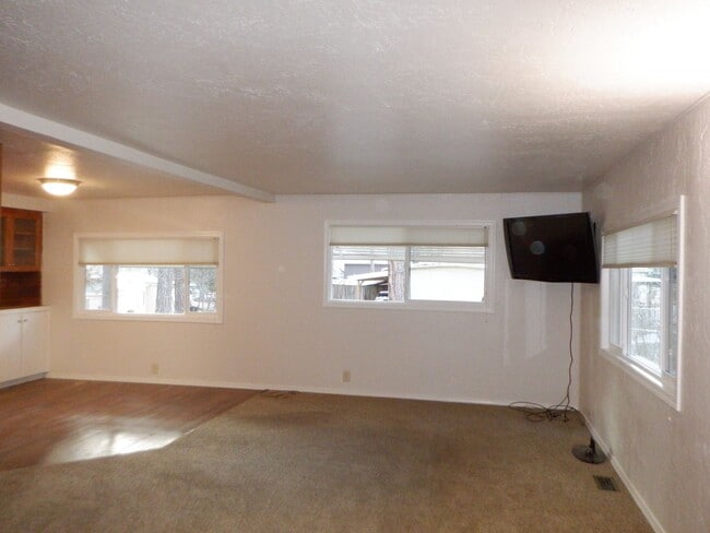 Building Photo - Remodeled SW Bend Single Level Home on Spa...
