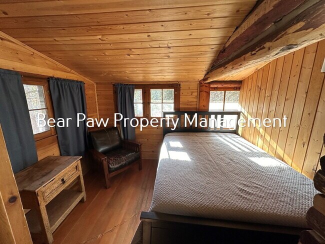 Building Photo - Two Bedroom Cabin in Indian Hills!