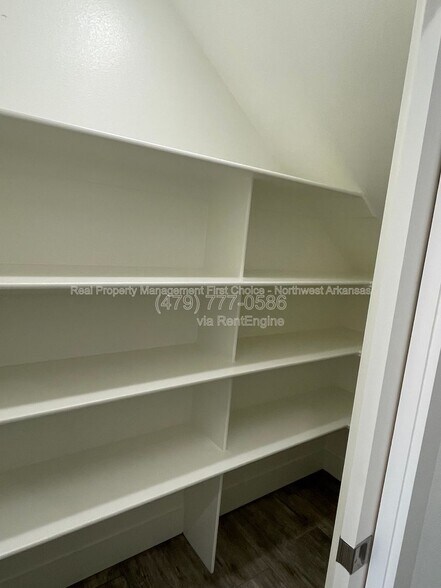 Building Photo - 720 Sun Meadow Dr