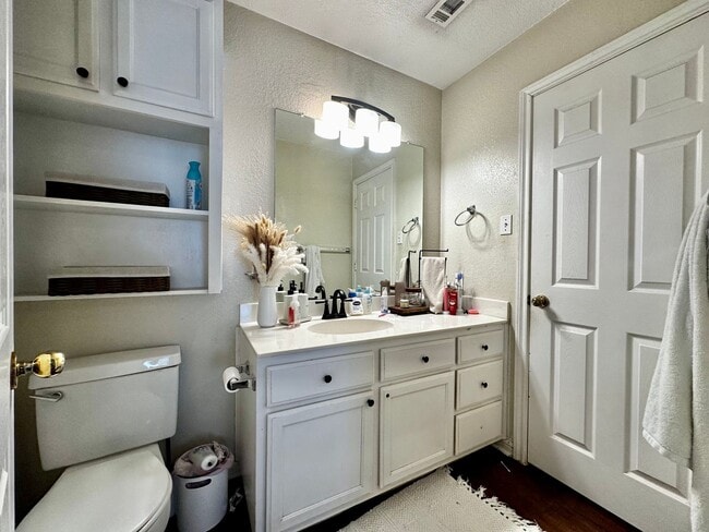 Building Photo - Spacious 4/2 Walking Distance to Campus & ...
