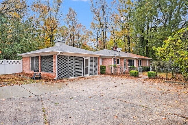 Building Photo - 5600 Riviere Dr