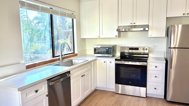 Building Photo - 1527 Calavo Rd