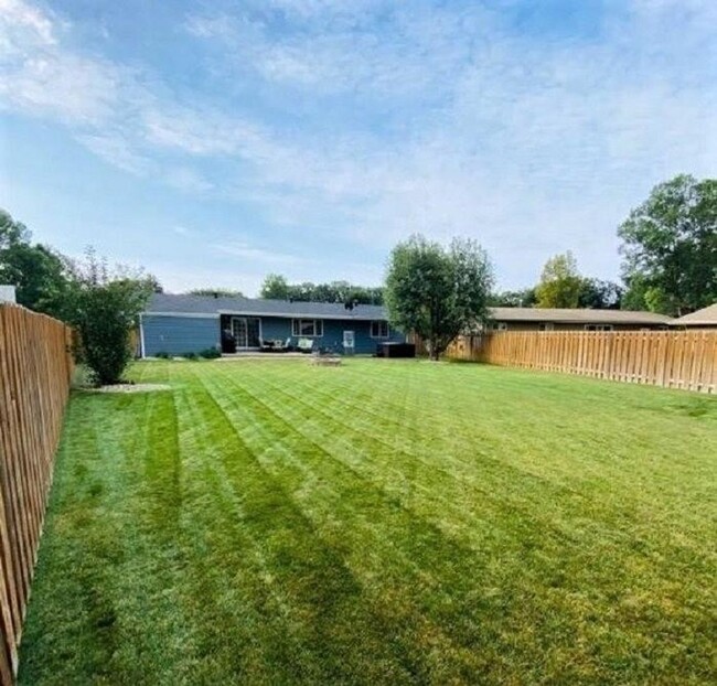 Building Photo - Beautiful 3B2B Updated Ranch w/ Fenced in ...