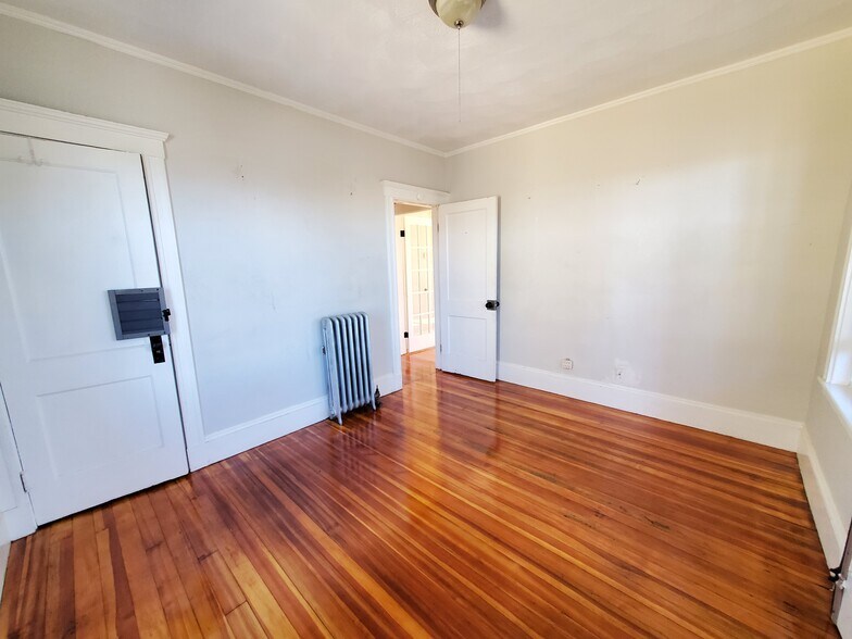 Building Photo - 623 Fellsway