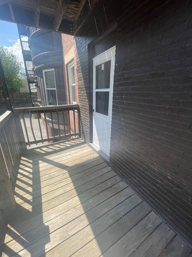 Building Photo - 9/1 No Fee! Spilt-style 3BR on Beacon St near Wash Sq/Coolidge