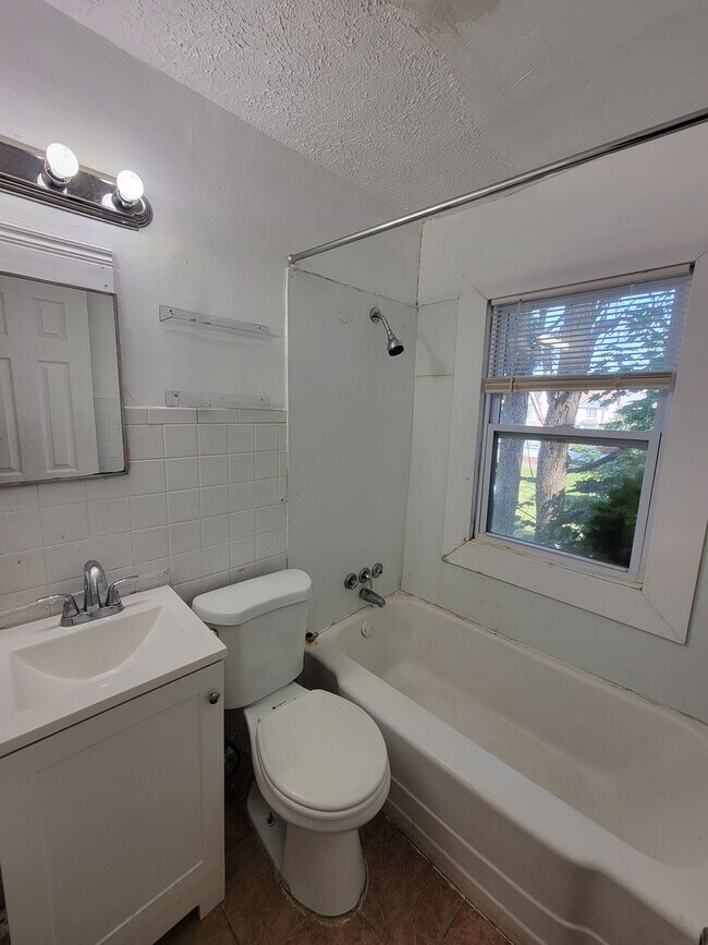 Building Photo - 1185 E 167th St