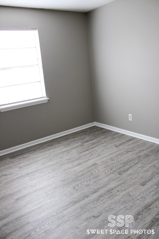 Building Photo - Travis