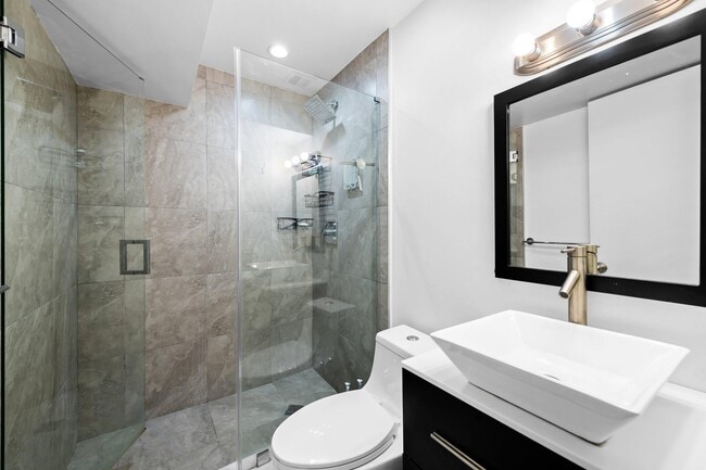 Building Photo - 1140 SW 9th Ave