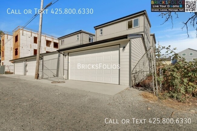 Building Photo - Near JBLM – Stylish, Comfortable, and Move...