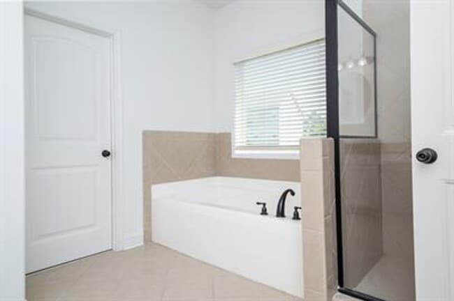 Building Photo - Stunning 4/3 Available Now!