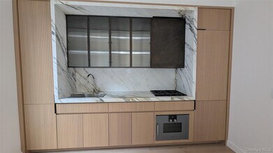 Building Photo - 135 E 47th St