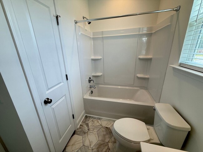 Building Photo - 3 Bedroom 2.5 Bath House in Hawthorne Land...