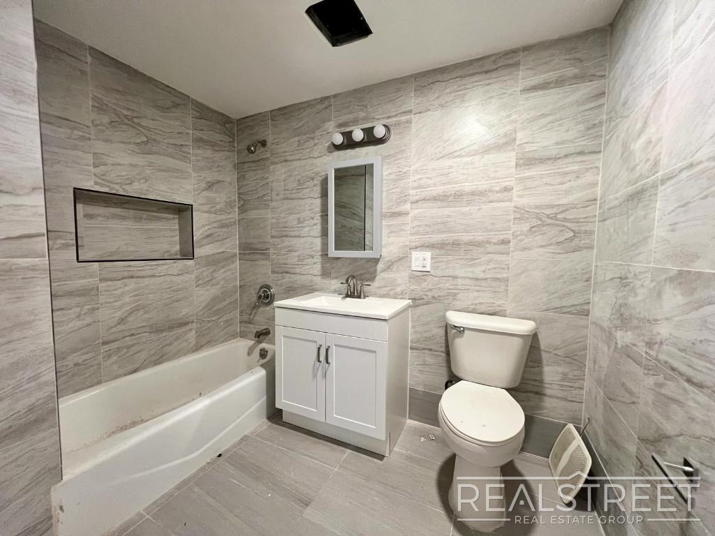 Building Photo - Spacious 2 Bedroom in Williamsburg!