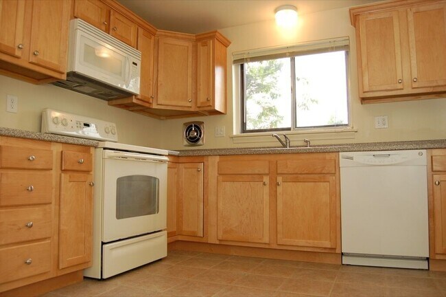 Building Photo - Farmington Townhome