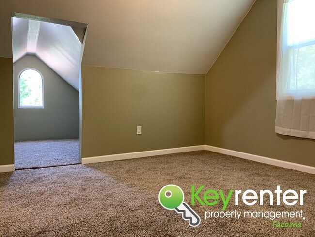 Building Photo - Recently Remodeled 3bd/1.5Bath Tacoma House!