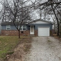 Building Photo - 2 Bedroom 1 bath bungalow available now!