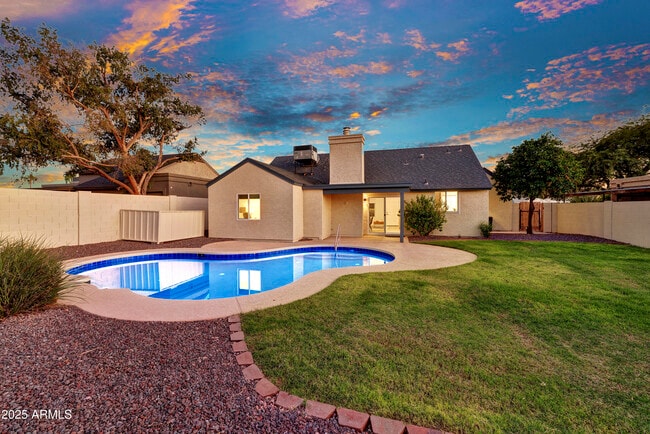 Building Photo - 1362 E Wickieup Ln