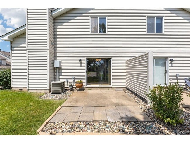 Building Photo - 2 Bed + Loft End Unit Townhome- Available 6/1